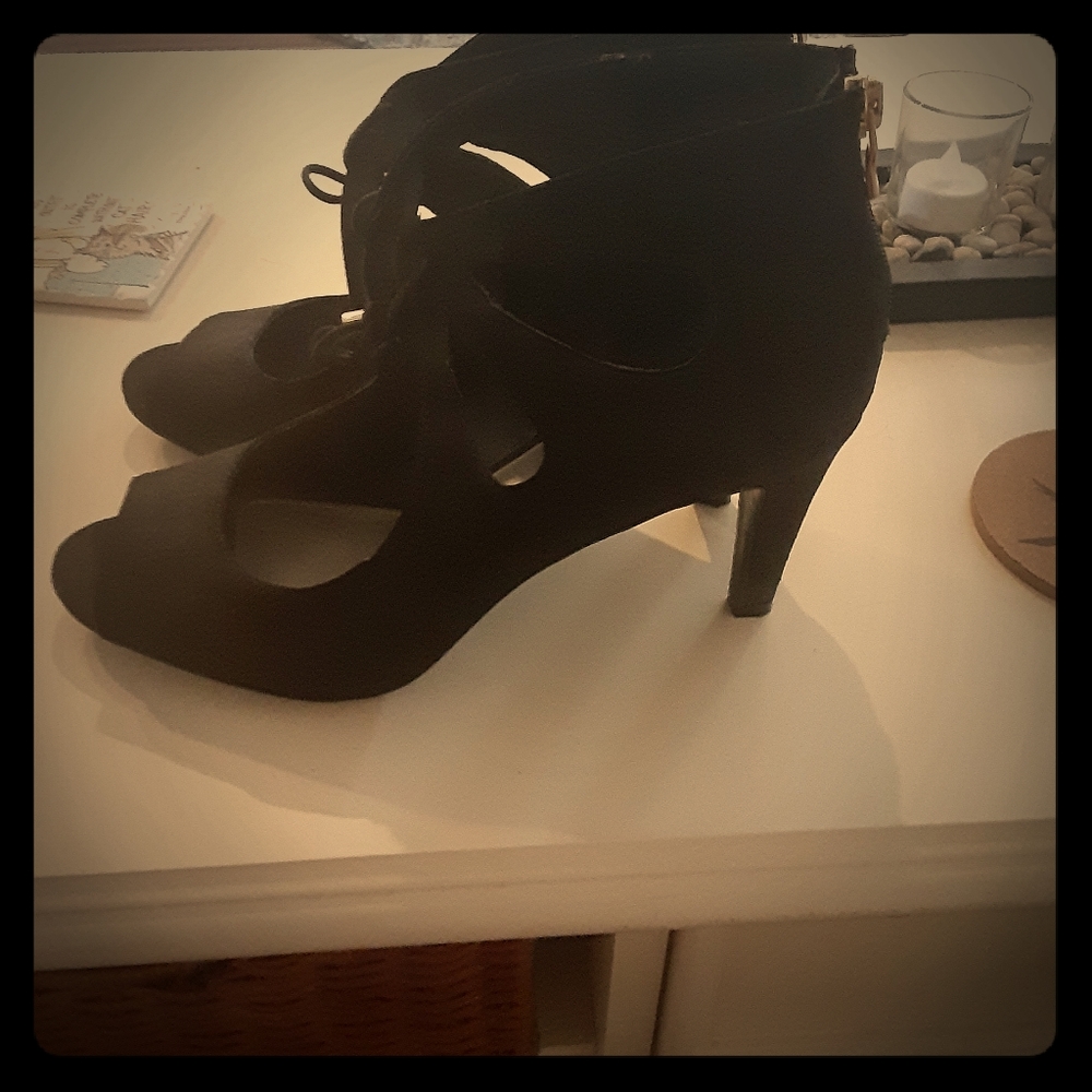 Ana Chance peep toe pumps